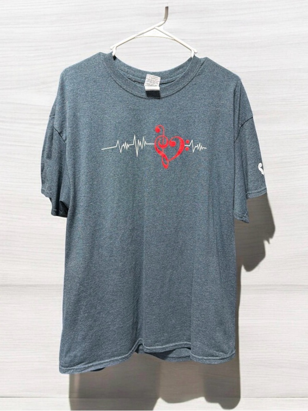 Gildan Kennedy Violins Music Heartbeat Graphic T Shirt Grey Red White Men's XL